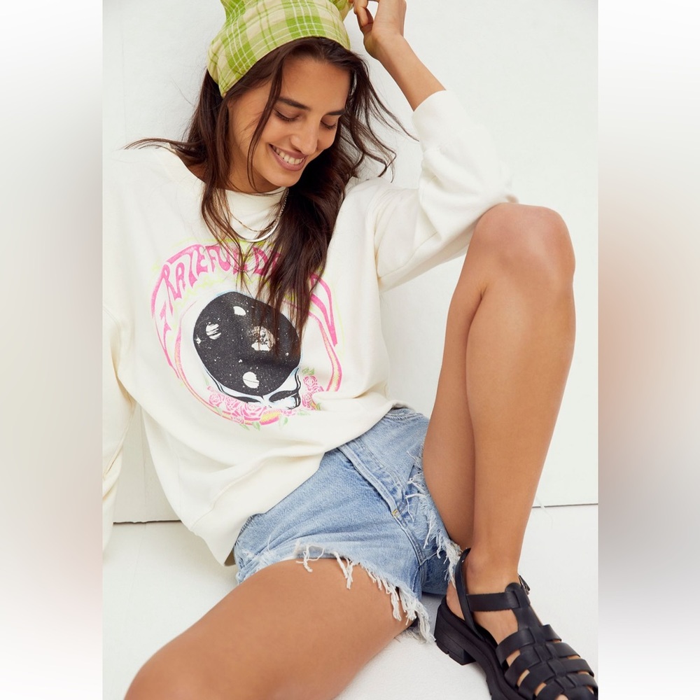 Daydreamer White and Pink Graphic Sweatshirt